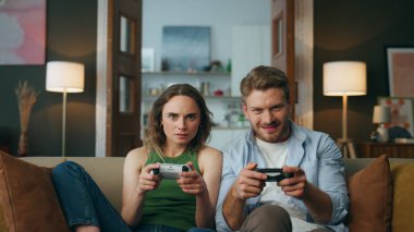 Ev pov 'da oyun oynayan odaklanmış arkadaşlar. Milenyum çifti hafta sonunu kapalı alanda geçirmekten zevk alıyor. Heyecanlı aile yarışması. Boş zaman ve oyun konsepti