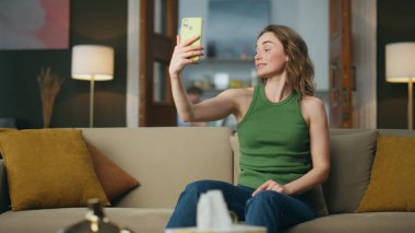 Akşamki evde kafası karışık bir kız telefonu. Gülümseyen kadın omzunun üstünden kocaya bakıyor ve araya girdiğim için özür diliyor. Pozitif serbest çalışan koltukta oturup müşteriyle uzaktan konuşuyor. Yurt içi yaşam tarzı