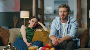 Akşam oturma odasında film izleyen bir çift. Evde televizyondan hoşlanan odaklı bir adam. Rahat, üzgün kadın rahat koltukta hüzünlü bir film çekiyor. Aile hafta sonunu evde birlikte geçiriyoruz.