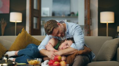 Sevgi dolu koca, karısını evde üzgün bir ruh halinde teselli ediyor. Değer veren bir adam, gözyaşları içindeki bir kadına empati kurmak için destek veriyor. Sıkıntılı, ağlayan, sorunlu bir kadın. 