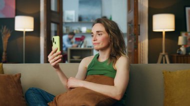 Evdeki telefon görüşmesini bitiren üzgün kız. Mutsuz bir kadın uzaktan el sallıyor. Kapanışta üzgün bayan sanal sohbeti bitiriyor oturma odasında sinirleniyor. Depresyon ve sorun kavramı 