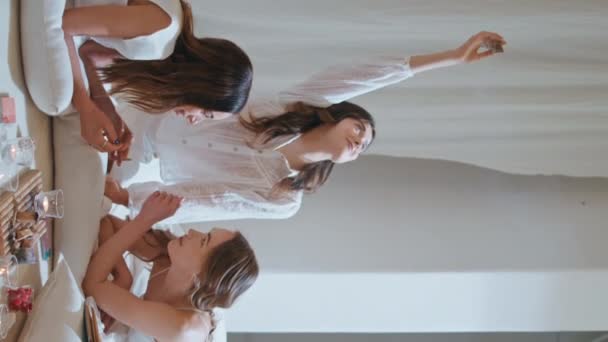 Lányok Csevegnek Fürdőszobában Hétvégenként Vonzó Modellek Égő Aroma Rúd Élvezi — Stock videók