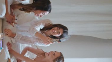Neşeli kızlar akşamları evde takılır. Gülümseyen arkadaşlar hafta sonu dikey videosunda aroma çubukları yakarlar. Mutlu kız arkadaşlar esrarengiz ormanlarla koklaşmayı severler. Gülen kadınlar spa otelinde eğleniyor..