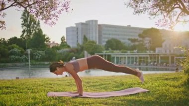 Güneş ışınları doğasında aktif atlet pozisyonu. Zayıf sporcu kadın gün doğumunda yoga antrenmanı yapıyor. Yumuşak güneş ışığının tadını çıkaran esnek bir kadın yaz sabahı kobra pozu veriyor. Spor konsepti 