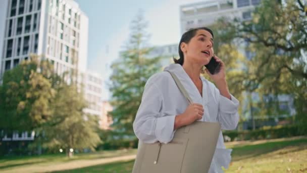 Smilende Kvinde Taler Mobiltelefon Solrige Kvarter Spadseretur Closeup Afslappet Midaldrende – Stock-video