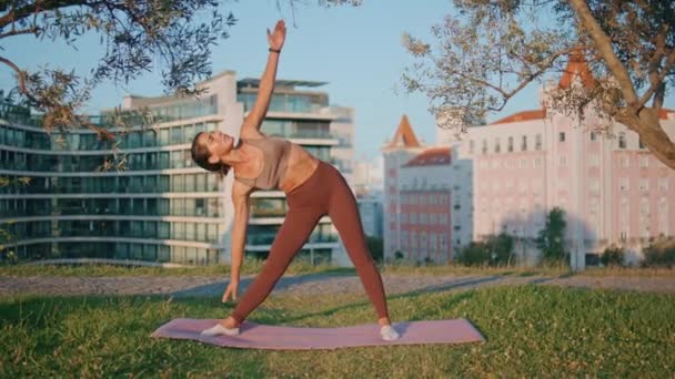 Yoga Yapan Kadın Güneş Işınlarıyla Yeşil Parkta Kıvrılıyor Esnek Atlet — Stok video