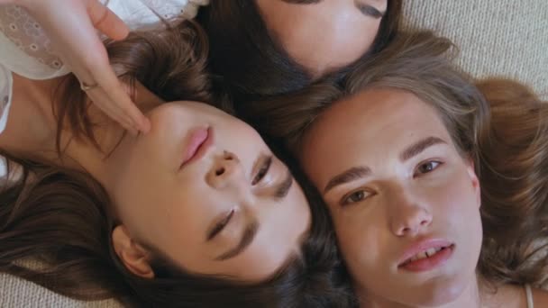 Κορίτσια Αγγίζουν Τέλεια Θέα Του Δέρματος Από Κοντά Τρία Ελκυστικά — Αρχείο Βίντεο