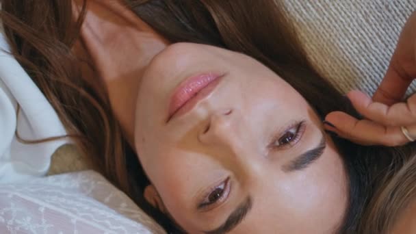 Model Cantik Berpose Potret Kecantikan Wanita Yang Menarik Menyentuh Kulit — Stok Video