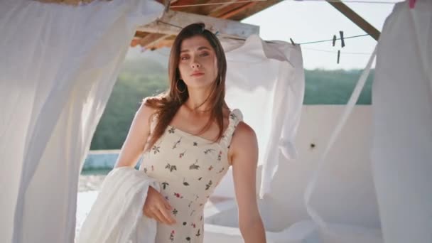 Yazlık Terasta Elinde Çamaşırları Tutan Şehvetli Bir Kadın Poz Veriyor — Stok video