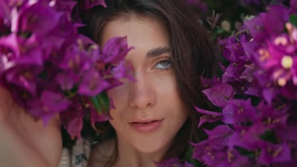 Dziewczyna Pozowanie Fioletowe Kwiaty Krzak Tło Portret Urocza Kobieta Twarz — Wideo stockowe