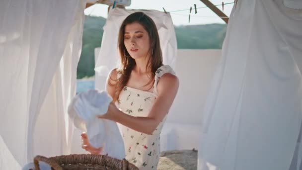 Housewife Uvedení Prádelního Koše Větrné Terase Detailní Uvolněná Smyslná Žena — Stock video