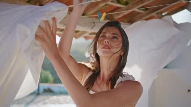 Çamaşırcı Kadın Rüzgarlı Teras Resmine Bakıyor Yazlık Evin Bahçesinde Beyaz — Stok video