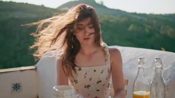 Modelka Wietrznych Włosów Jedząca Śniadanie Letnim Tarasie Zbliżenie Romantyczna Pani — Wideo stockowe