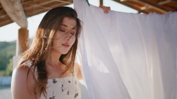 Sinnliches Modell Hängende Wäsche Auf Sommerterrasse Nahaufnahme Romantische Frau Blickt — Stockvideo