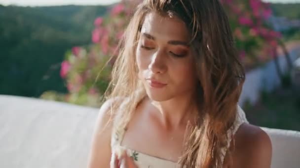 Rüzgarlı Saç Stili Kız Yaz Terasında Meyve Yiyor Sakin Kadınsı — Stok video