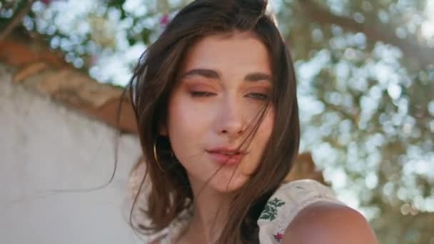Ветреные Волосы Леди Позирует Летом Портрет Природы Сексуальная Модель Лица — стоковое видео