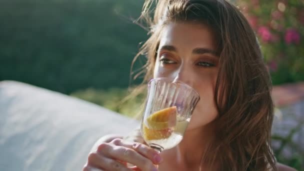 Mulher Bebendo Água Degustação Com Frutas Livre Sol Varanda Closeup — Vídeo de Stock