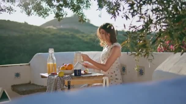 Ruhige Dame Mit Kanne Die Frischer Luft Nahrung Zubereitet Romantisch — Stockvideo
