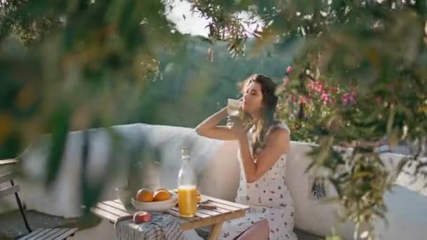Chica Satisfecha Disfrutando Bebida Balcón Aire Libre Mujer Romántica Bebiendo — Vídeo de stock