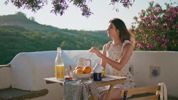테라스에서 즐기는 머리를 흔드는 낭만적 숙녀는 주전자에 과일을 점심을 주말을 — 비디오