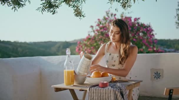 Señora Romántica Vertiendo Agua Terraza Cristal Mujer Morena Desayunando Disfrutando — Vídeos de Stock