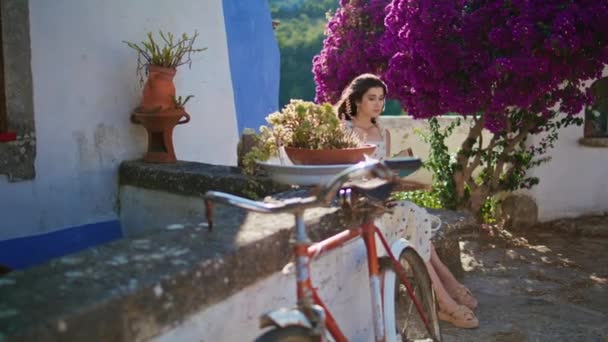 Mujer Romántica Mirando Libro Pasando Páginas Hermoso Día Verano Patio — Vídeos de Stock