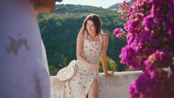 Verão Menina Tocando Flores Posando Jardim Vestido Macio Closeup Senhora — Vídeo de Stock