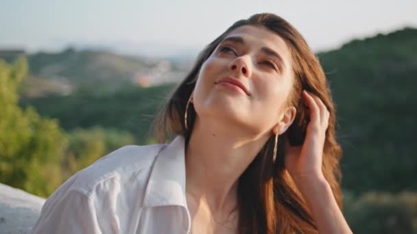 Šťastná Dáma Užívá Léto Slunném Balkóně Detailu Smyslná Něžná Žena — Stock video