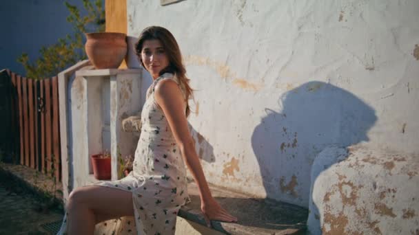 Seksi Kadın Güneş Gören Köy Bankı Gülümseyen Romantik Kadın Saçlarına — Stok video