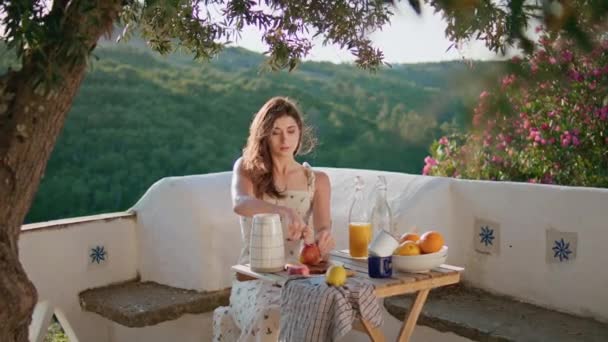 여자는 식사에 사과를 테라스 샐러드를 낭만적인 발코니에서 휴가를 즐기는 라이프 — 비디오