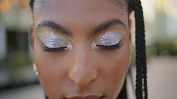 Maquillaje Creativo Mujer Africana Mirando Cámara Retrato Cuadrado Ciudad Afro — Vídeos de Stock
