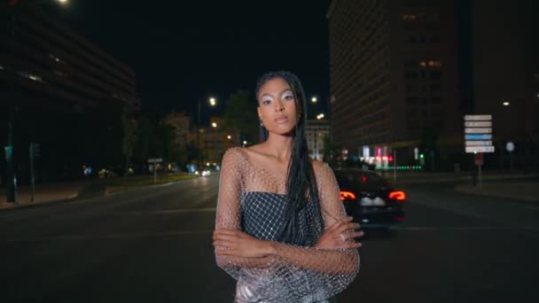 Ciudad Fashionista Posando Retrato Calle Noche Preciosa Señora Piel Oscura — Vídeos de Stock
