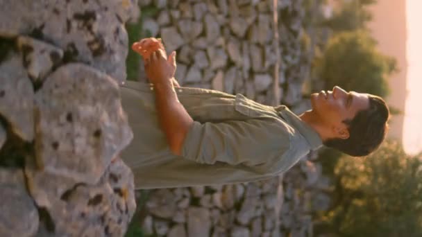 Przemyślany Facet Spacerujący Kamienną Ścianą Bliska Poważny Rolnik Przemierzający Samotnie — Wideo stockowe