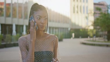 Moda turisti bayan, güneşli bir mahallede telefonla konuşuyor. Rahat parti kadını Summer Caddesi 'nde modern akıllı telefondan konuşuyor. Genç esmer kız şehirde cep telefonuyla en iyi arkadaşının dedikodusunu yapıyor. 