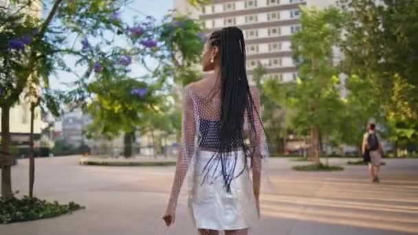 Ontspannen Brunette Wandelen Stad Achteraanzicht Toeristisch Afrikaans Amerikaans Meisje Geniet — Stockvideo