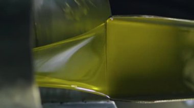 Zeytinyağı makinesi fabrikada çalışıyor. Soğuk basın tesisinde mevsimler sonra toplanan ekstra altın bakir sıvı işleme. Fabrika üstüne depo dolusu leziz ürün dikey görünümü idare ediyor. 