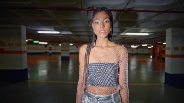 Portret Seksownej Kobiety Udającej Ciemny Podziemny Parking Slim Modny Model — Wideo stockowe
