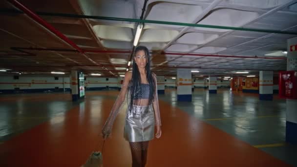 Rahat Esmer Gece Yarısı Otoparkta Tek Başına Poz Veriyor Moda — Stok video