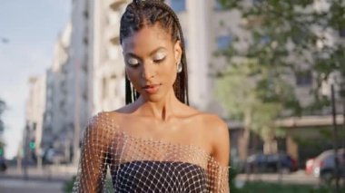 Rahat moda tutkunu caddede tek başına dolaşıyor. Yazın şehir merkezinden geçerken cep telefonu mesajlarını kontrol eden Afrikalı Amerikalı mutlu kadın. Moda makyajlı neşeli bayan akıllı telefon bildirimi okuyor.