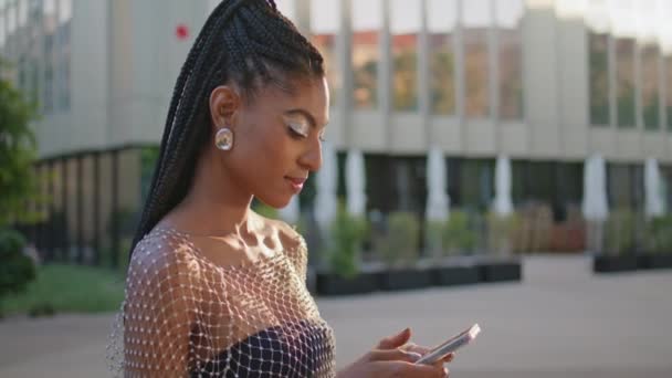 Zbliżenie Modna Kobieta Wiadomości Telefon Komórkowy Placu Urocza Afrykańska Dziewczyna — Wideo stockowe