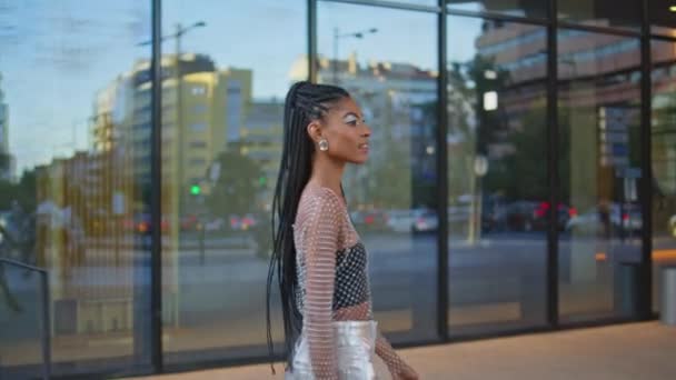 Una Dama Moda Pisando Escaleras Ciudad Atardecer Morena Peinado Afro — Vídeos de Stock