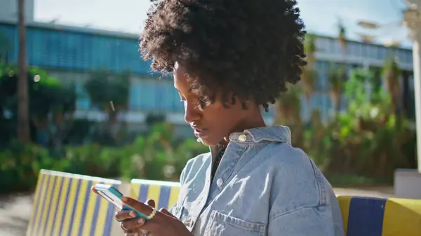 Şık Bir Kız Cep Telefonuna Mesaj Atıyor Renkli Bir Bankta — Stok fotoğraf