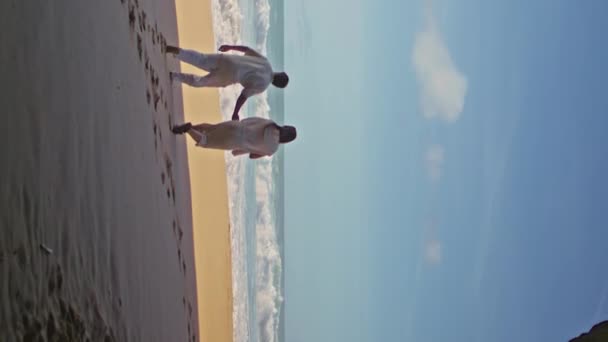 Beztroscy Małżonkowie Stąpający Plaży Piasek Uciekający Przed Falami Oceanu Pionowo — Wideo stockowe