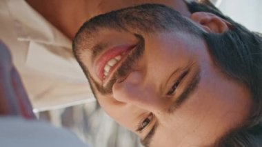 Heyecanlı bir adam, kumsalda güzel bir kadının karnına dokunuyor. Yakışıklı, sakallı, müstakbel baba koca göbeğini okşayıp bebek bekliyor. Mutlu hamile aileler hamileliğin tadını çıkarır.