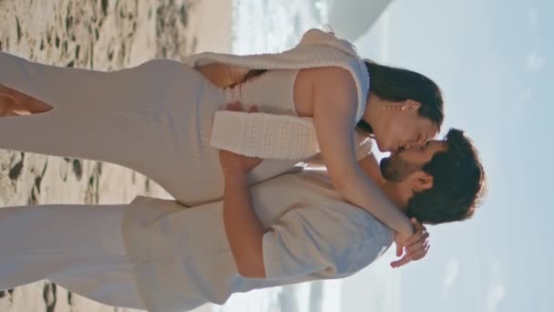 Milující Manželé Líbání Mořském Pobřeží Očekávají Dítě Vertikálně Orientované Něžná — Stock video