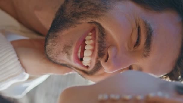 Mutlu Sevgililer Romantik Hafta Sonu Dikey Videosunda Güneşli Sahilde Otururken — Stok video