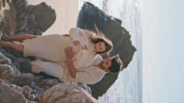 Przyszli Rodzice Stoją Plaży Pobliżu Kamiennych Klifów Pieszcząc Dużą Kobietę — Wideo stockowe