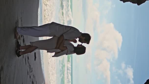 Werdende Mutter Küsst Stehenden Sandstrand Steinfelsen Schatten Vertikale Aufnahme Glückliches — Stockvideo