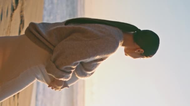Έγκυος Γυναίκα Που Κοιτάζει Ηλιοβασίλεμα Στέκεται Στην Αμμώδη Παραλία Κάθετα — Αρχείο Βίντεο