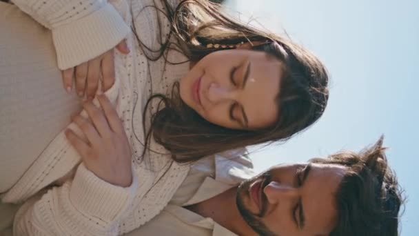 Pareja Joven Disfrutando Del Embarazo Relajándose Soleada Costa Del Océano — Vídeos de Stock